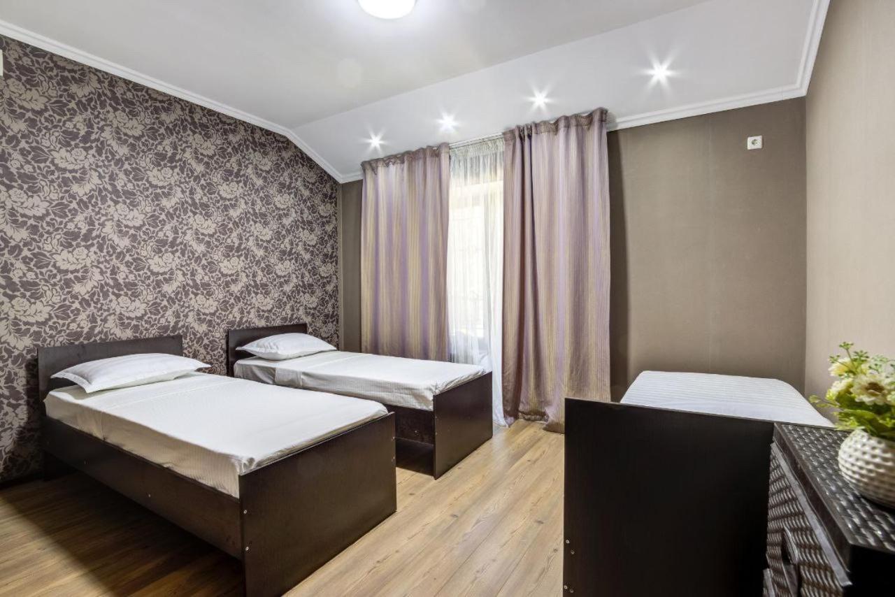 Opera Bed&Breakfast Bisjkek Buitenkant foto