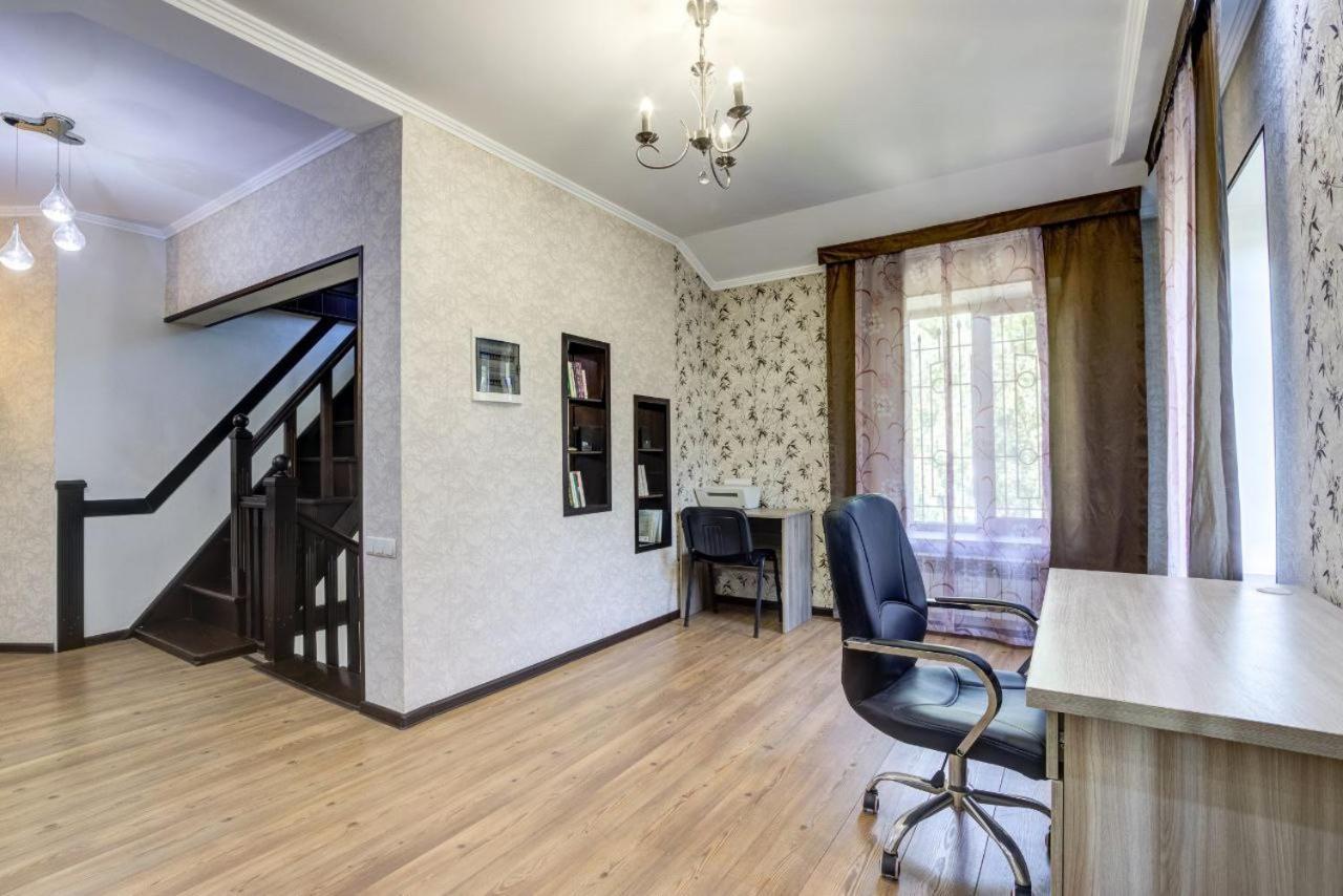 Opera Bed&Breakfast Bisjkek Buitenkant foto
